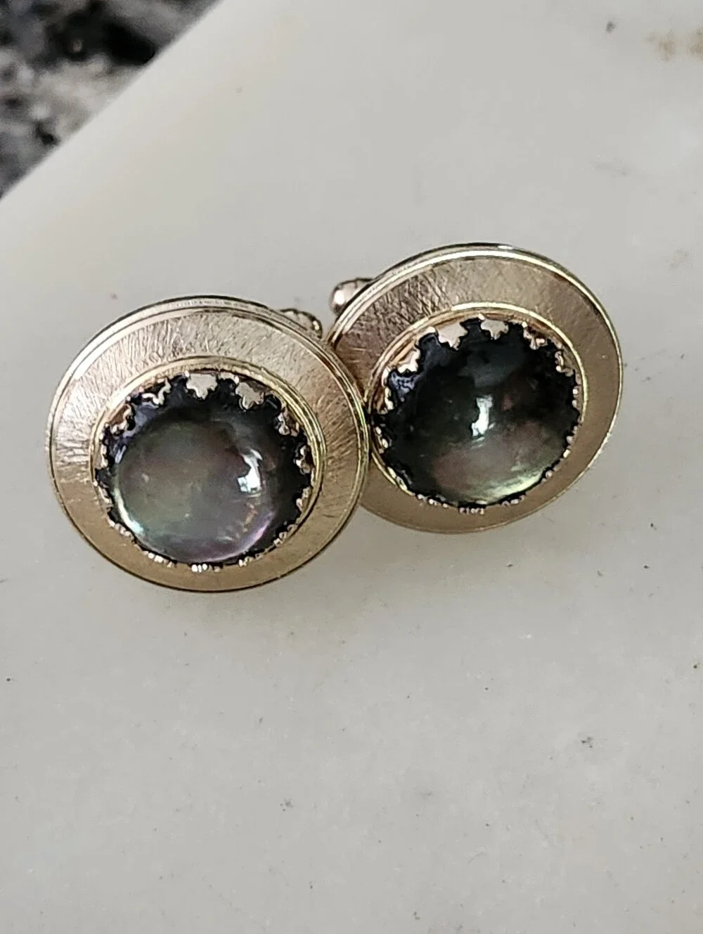Gold Tone Mother-of-Pearl Round Cuff Links